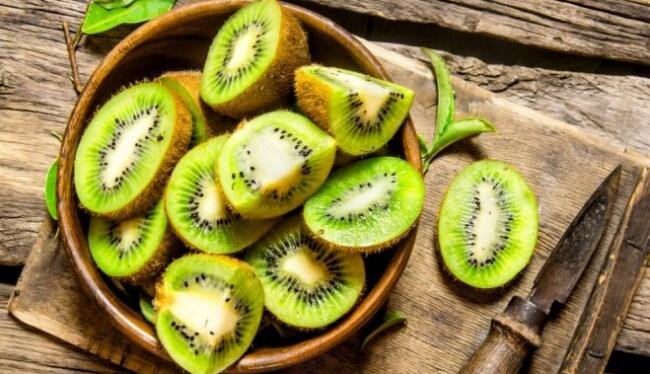 
Киви - плод Актинидии, родом из Китая. В наши дни выращивается в Италии, Испании, Греции, Японии, Чили и США и других странах, поэтому он столь популярный. Данный фрукт богат на калий, витамины группы В и витамин С. Снижает риск онкологических, сердечно-сосудистых заболеваний, уменьшает риск возникновения тромбов. Применяется в различных диетах - помогает при жиросжигании, а также в косметологии - поддерживает эластичность и упругость кожи лица