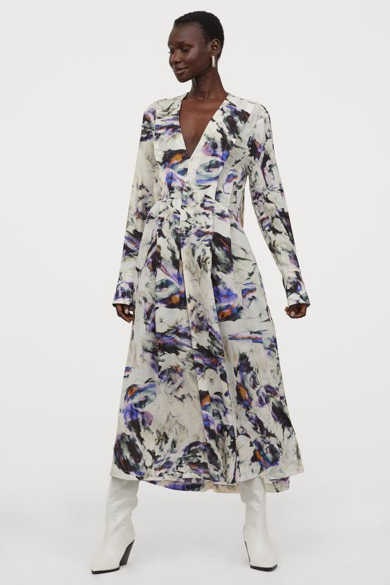 Платье с треугольным вырезом 3 499 Pуб Лиоцелл 68%, Модал 32% Арт. № 0870765002. Фото с сайта https://m2.hm.com/ru_ru