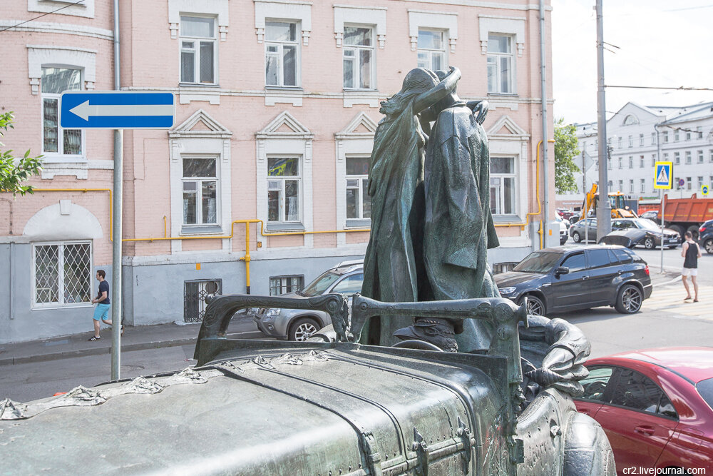 Памятники мастеров. Памятник Булгакову на Земляном валу. Рукавишников памятник Булгакову. Памятник мастеру и Маргарите в Москве. Памятник мастеру и Маргарите в Москве на Земляном валу.