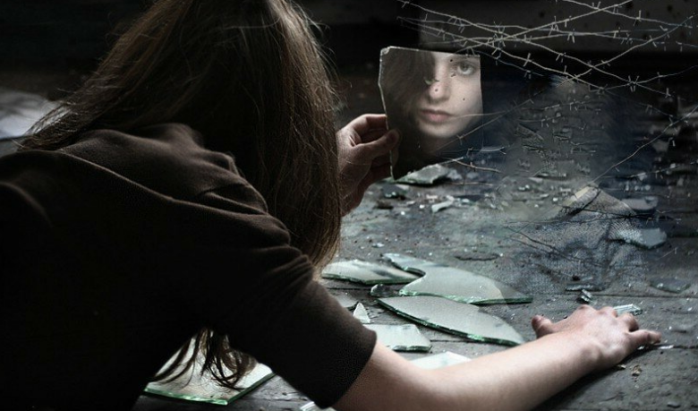 смотреть в треснутое или разбитое Зеркало