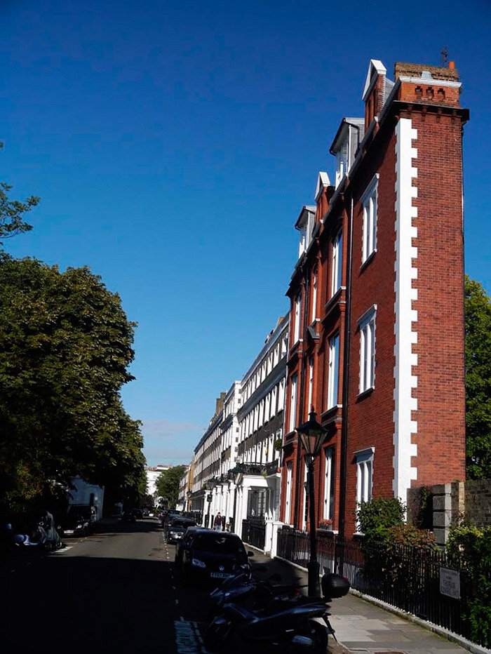 Такое здание находится в лондонском районе Южном Кенсингтоне. Ширина такого здания метр!