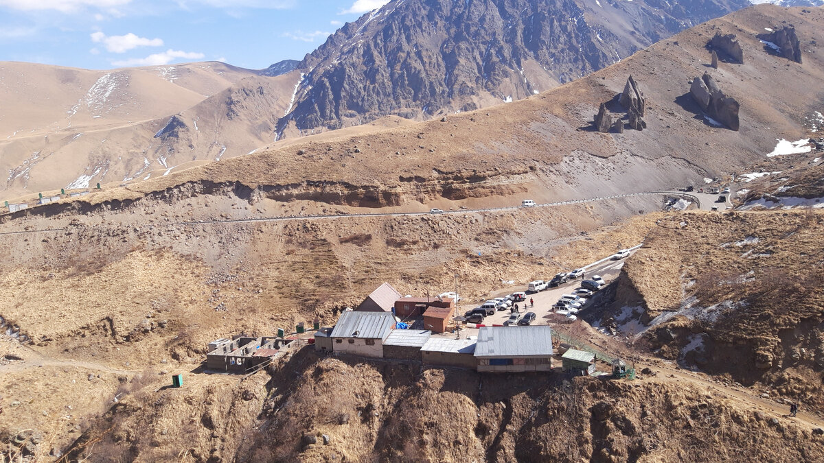 Конец асфальта, внизу где домики. А вдали видна долина замков.