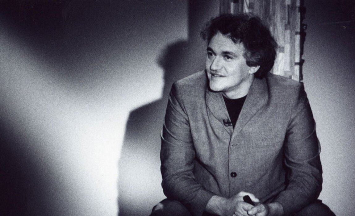 Автор и ведущий «Антропологии» с пейджером в руках (2000?)