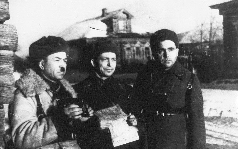 Слева  ГЕНЕРАЛ  ПАНФИЛОВ.