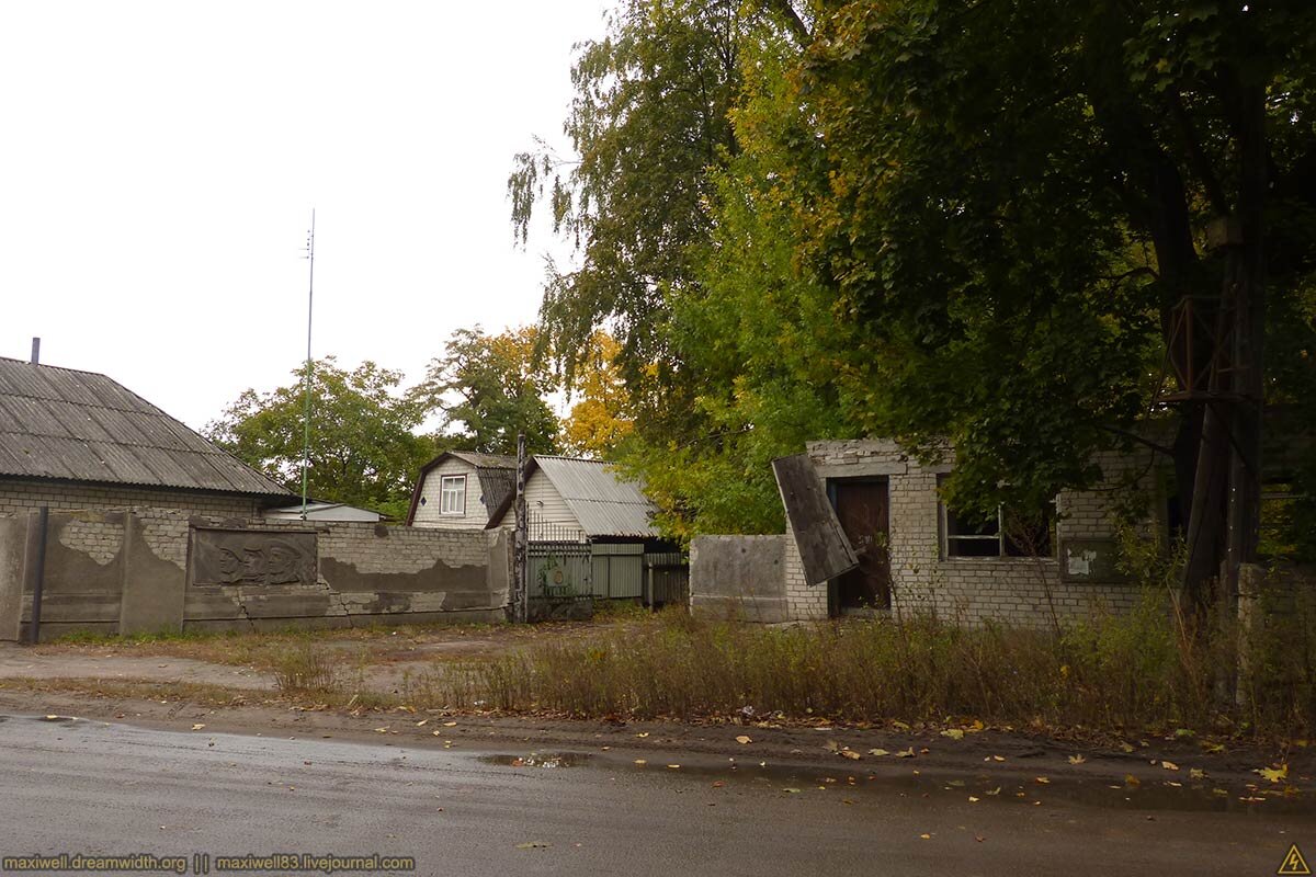 Перед поездкой нагуглил, что к нему есть свободный доступ, но здания в разрушенном состоянии. Соответственно, и сохран отсутствует. Но объект не раскрученный. Поэтому какой-ни какой, а эксклюзив. К тому же, это вторая исследованная заброшка за пределами Киевской области (хотя округ киевский, учреждение территориально расположено на Черниговщине). Так что ради этого сталка даже отложил туристические отчёты про два города.


2. Начну отчёт с КПП. Хотя им вылазка заканчивалась (ну потому что ломились в обход).

