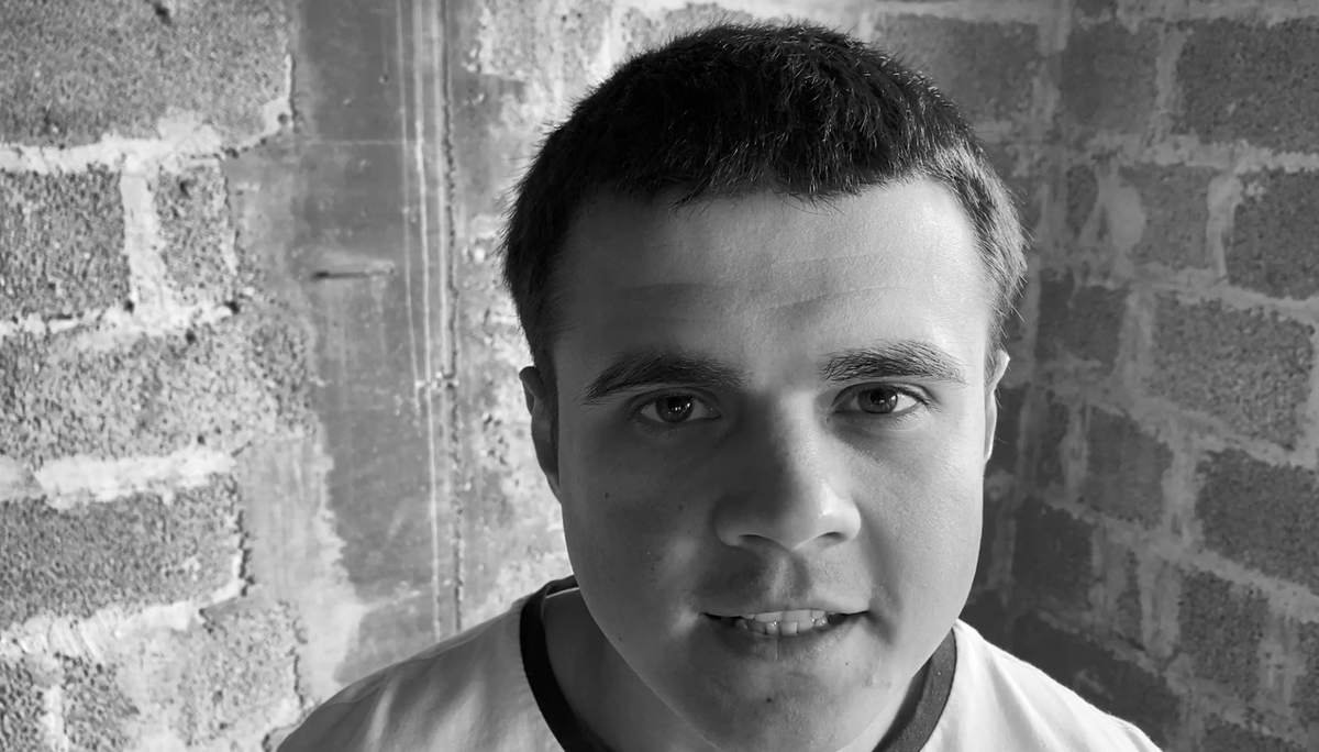 Чтец Максим Дзюбак