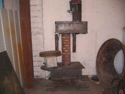 Устройство агрегата достаточно простое, его легко сделать своими руками. Принцип работы такой печки на отработке близок к другому устройству, весьма популярному в Советском Союзе, а именно керогазу. В нем керосин догорал окончательно в специальной камере, чем он выгодно отличался от примуса, где работа была основана на горении уже сильно нагретых паров жидкого топлива. Если в процессе эксплуатации керогаза возникали неполадки, то он начинал чадить и издавать неприятный запах. Это служило верным предупреждением о приближении аварии, и его выключали задолго до того, как случался взрыв. Поэтому керогаз был намного безопаснее примуса и постепенно вытеснял его из обихода.