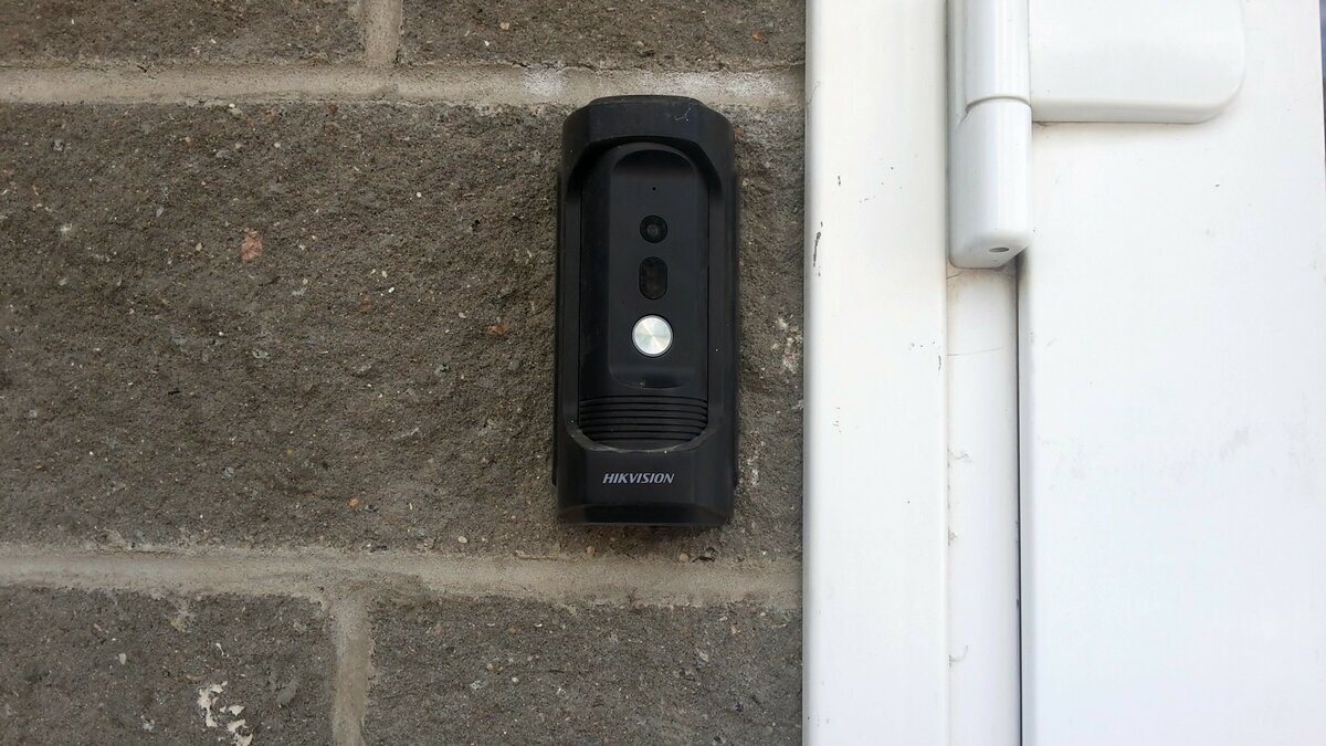 Камеры перед входом в подъезд 