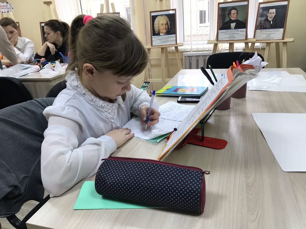 Школьники из Владимирской глубинки после занятий ребята изучали основы этикета, программирования, фотографии, учились выступать на сцене и мастерить поделки