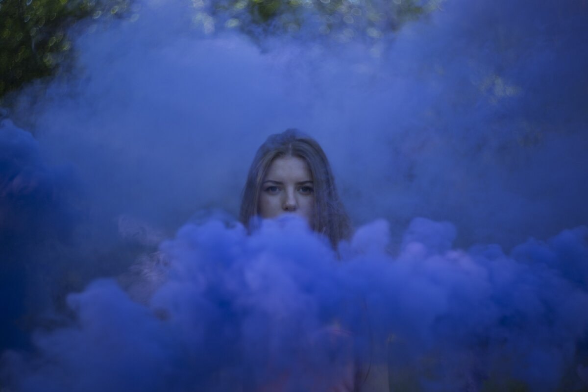 Фотографии с синим дымом.