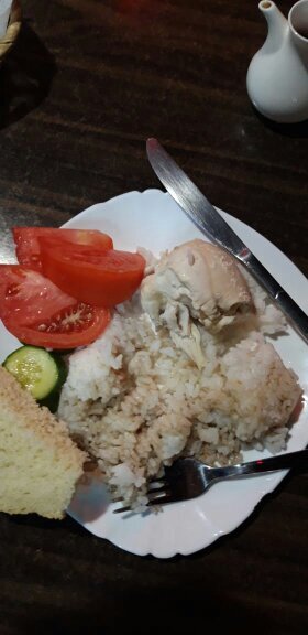 100 грамм курицы, 150 грамм риса, 100 грамм салата и 35 грамм хлеба.