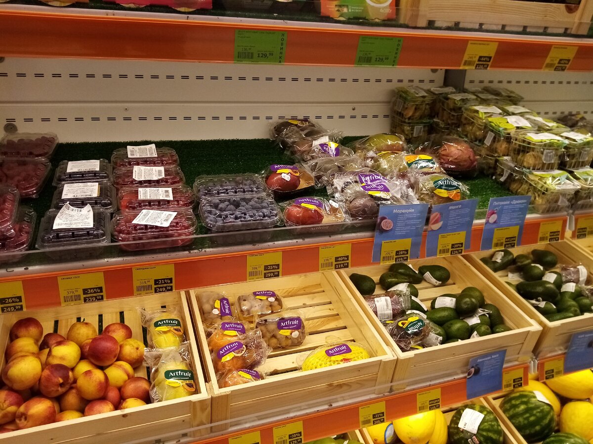 Прилавок с экзотическими фруктами и ягодами