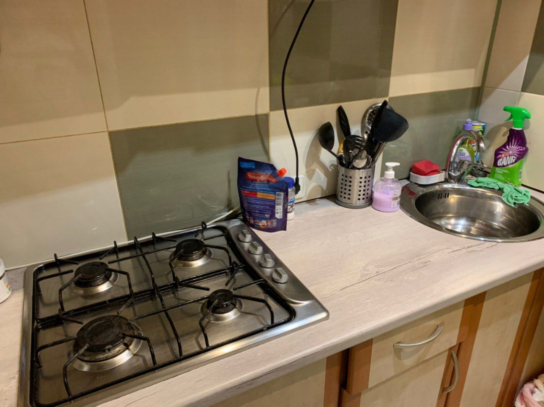 Так обычно выглядит наша кухня. По правилам этикета общежития, мы сразу же после приема пищи все моем, в том числе и посуду. Если вдруг нет времени или сил, я говорю гостю, что сделаю это потом в течение дня. 