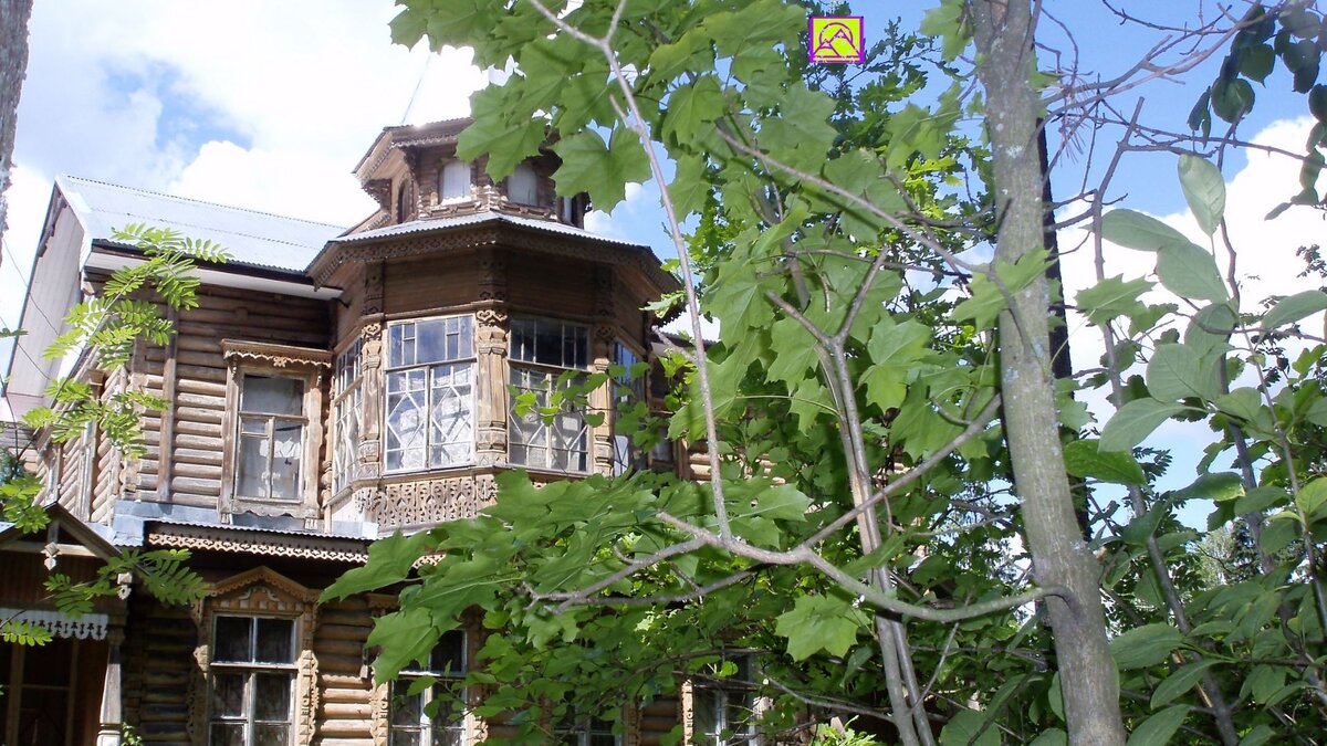 Одно из старинных зданий поселка.