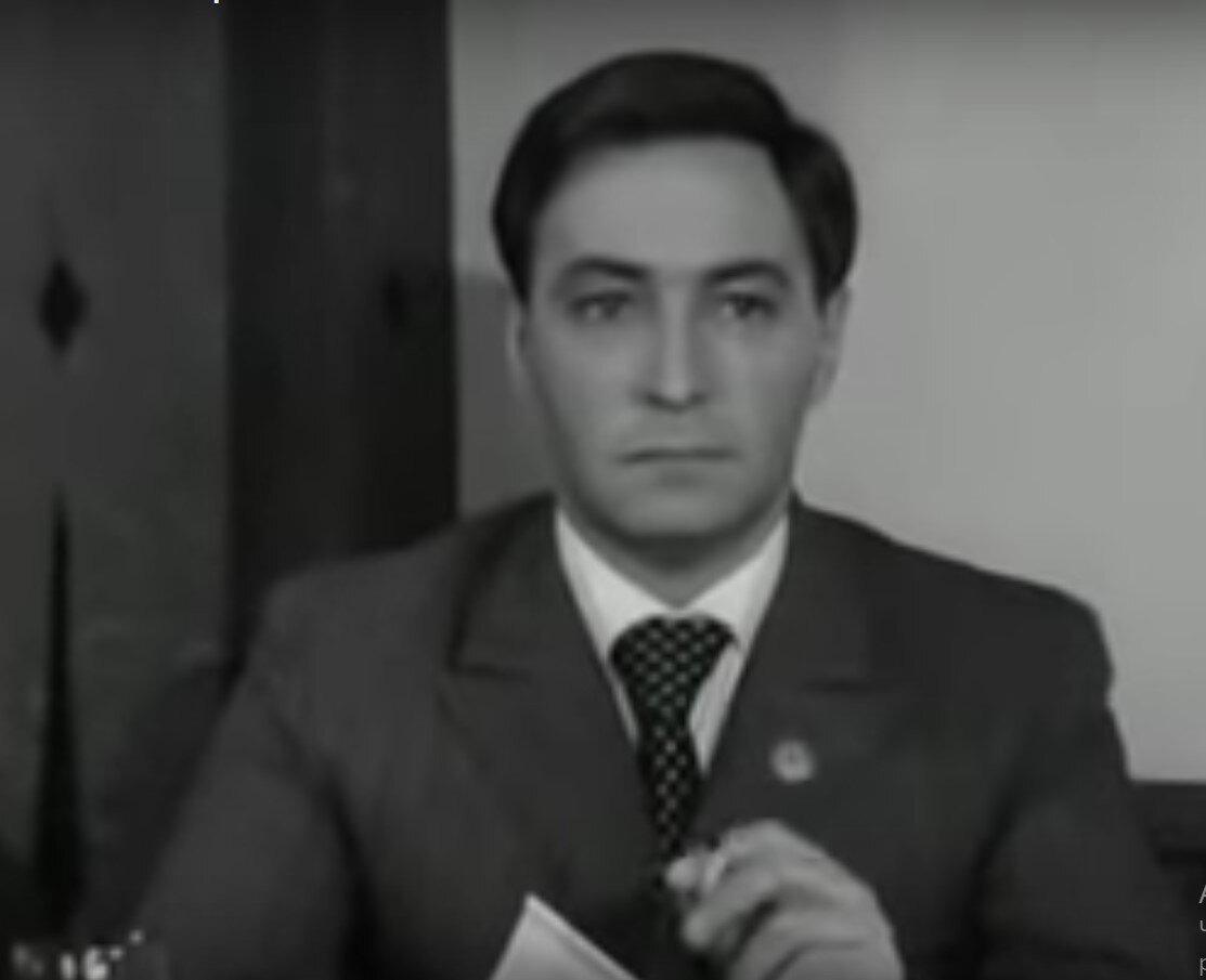 скриншот (кадр) из фильма "17 мгновений весны". Штирлиц ждет прихода жены.