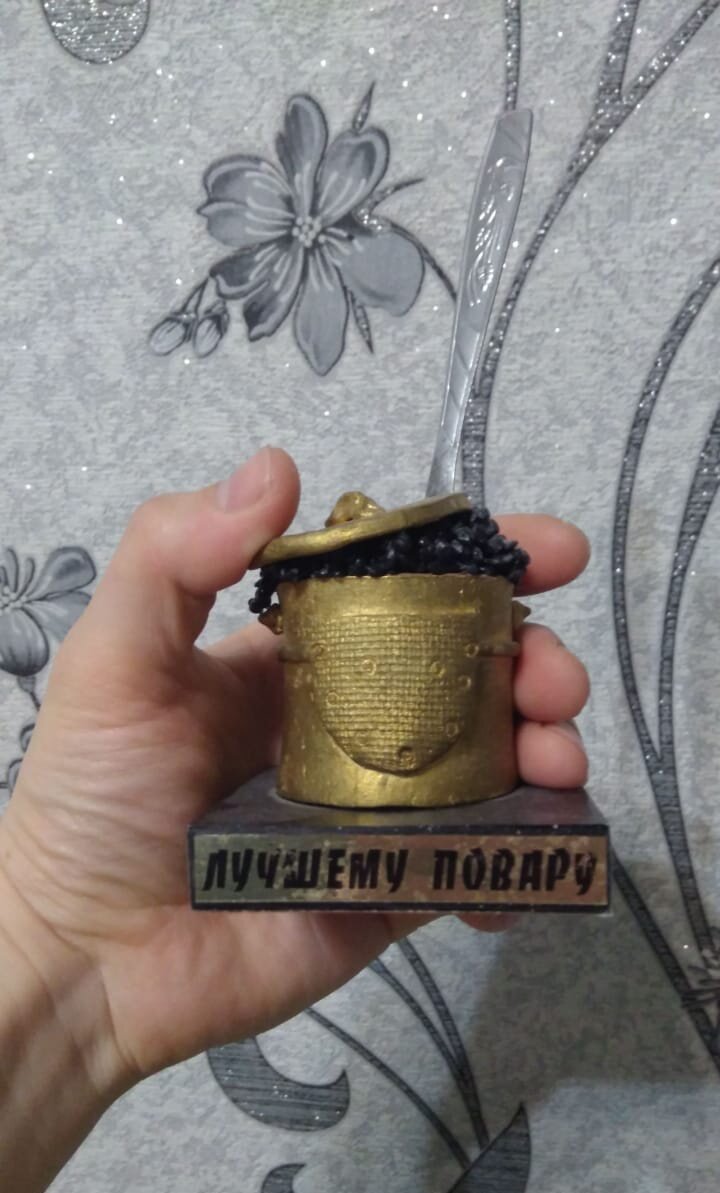 Вот такая милая статуэтка стоит на самом видном месте гостиной. Напоминание, что в квартире живёт самый лучший в мире повар❤️👩‍🍳