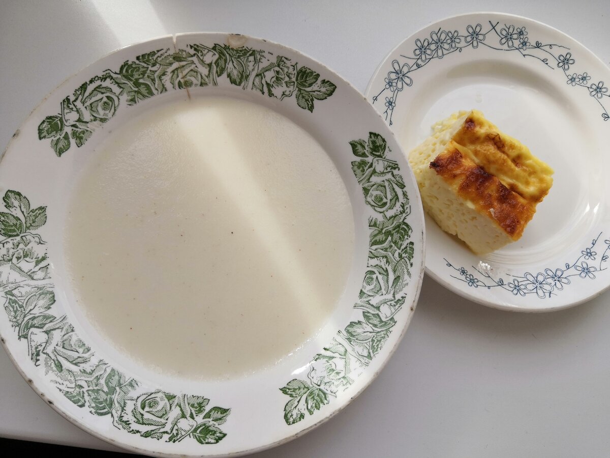 Завтрак. Манная каша, что важно, без комочков. Омлет.