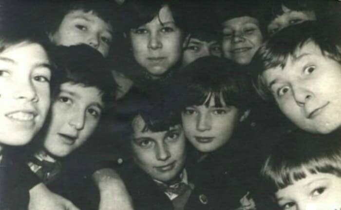 Дмитрий Нагиев (в центре) в школьные годы