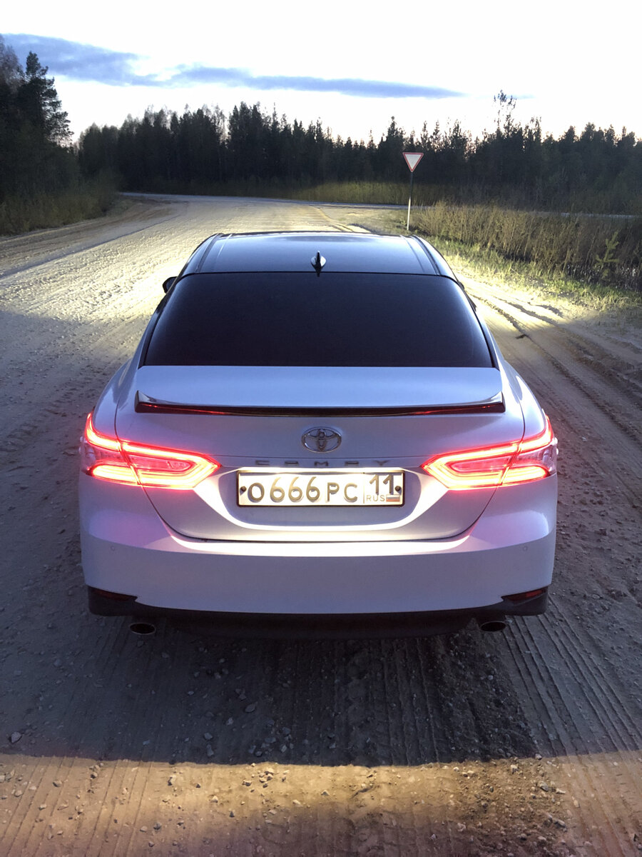 Toyota Camry ночью.