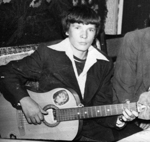 Анатолий Бондаренко в юности. Возможно он уже работает над песней "Дым сигарет с ментолом". Фото из открытых источников.