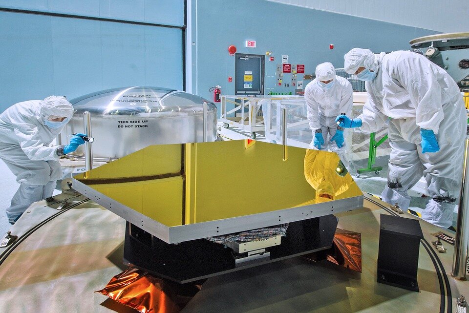 https://cdn.pixabay.com/photo/2014/12/08/20/47/space-telescope-mirror-561358_960_720.jpg