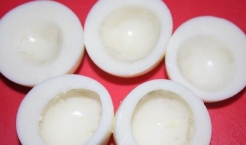     В кастрюлю налить холодную воду и положить яйца. Ставим на огонь и варим яйца вкрутую (примерно 7-10 минут). Как только они сварятся, снимаем с огня кастрюлю и ставим под проточную воду. Так скорлупа снимется легче.   