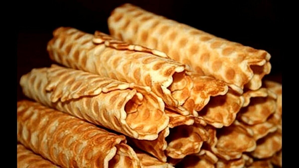 Согласитесь,что домашние вафли намного вкуснее  покупных.Тем более,что на их приготовление уходит немного времени.Домашние вафли намного ароматнее,вкуснее покупных и начинку для них можно приготовить самую разнообразную.Или подать их с йогуртом,фруктами,орехами,медом , ванильным мороженным или пломбиром  с шоколадной крошкой,или с вареньем.Здесь все зависит от ваших предпочтений и вкусов.