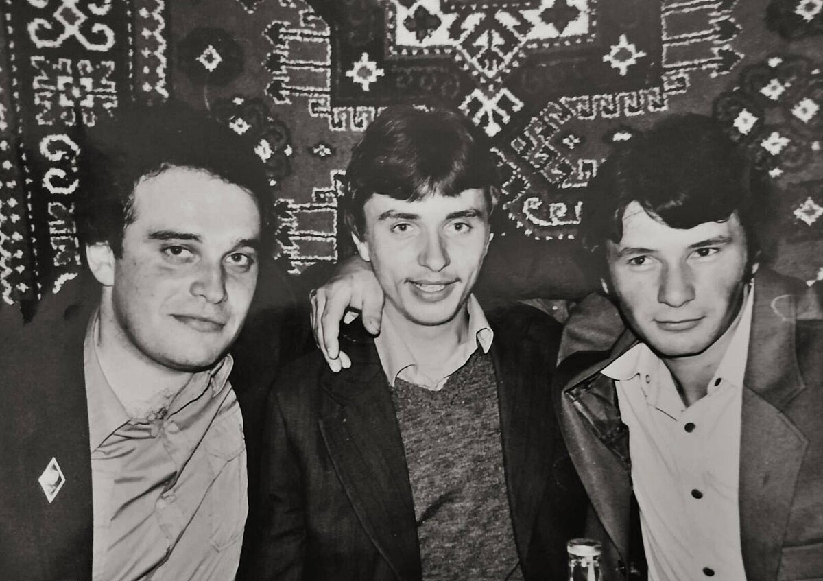 Миша Клейнер (слева) с друзьями в студенческие годы.