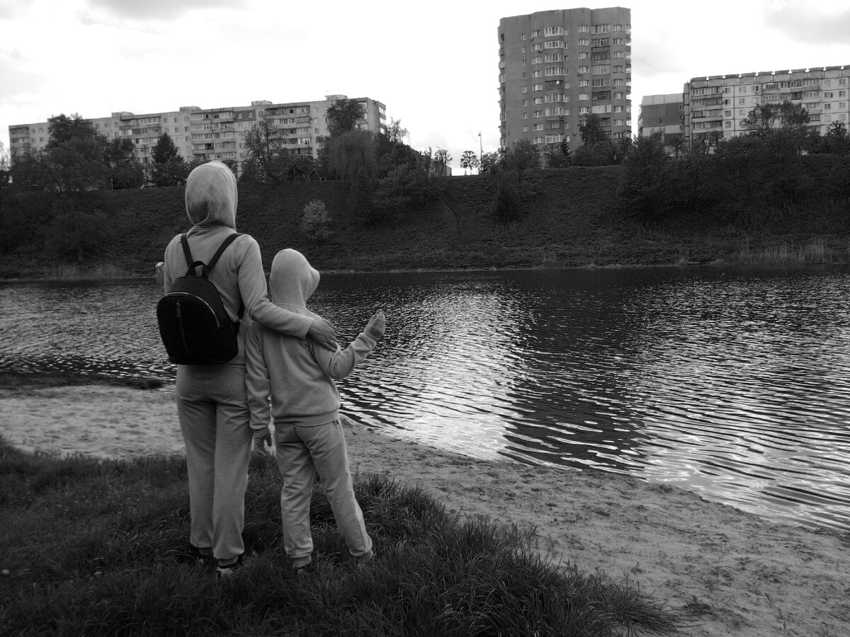 Почему-то телефон решил снять эту фотографию в черно-белых тонах. Но костюмы у нас именно такие: светло-серые.