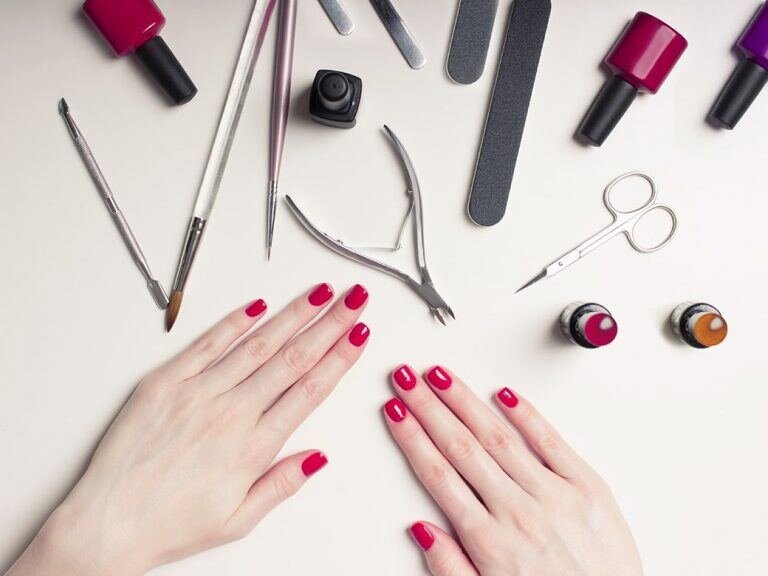 Слева направо: пушер, кисти для  маникюра, кусачки, пилка для полировки ногтей, маникюрные ножницы