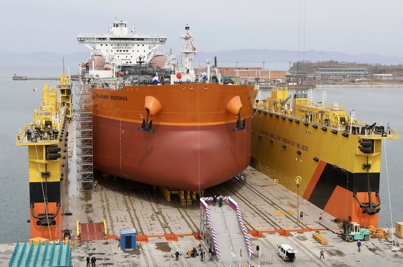    12 мая произошло важнейшее событие для российского кораблестроения. Дальневосточная верфь «Звезда» спустила на воду первый, построенный в РФ, танкер проекта «Афрамакс».