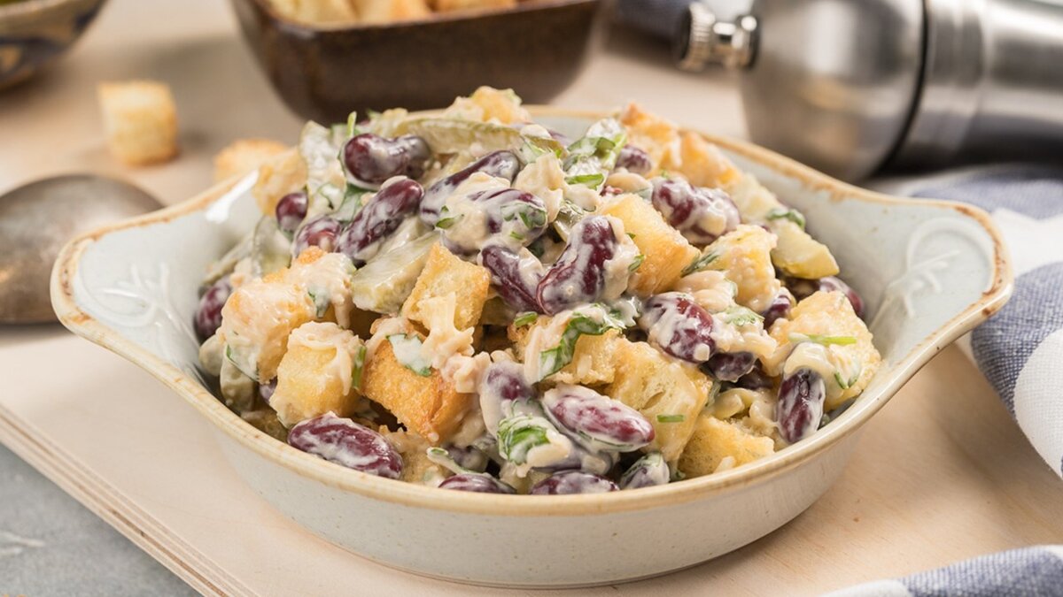 Сытный салат из фасоли отлично заменить основное блюдо в жарку погоду.