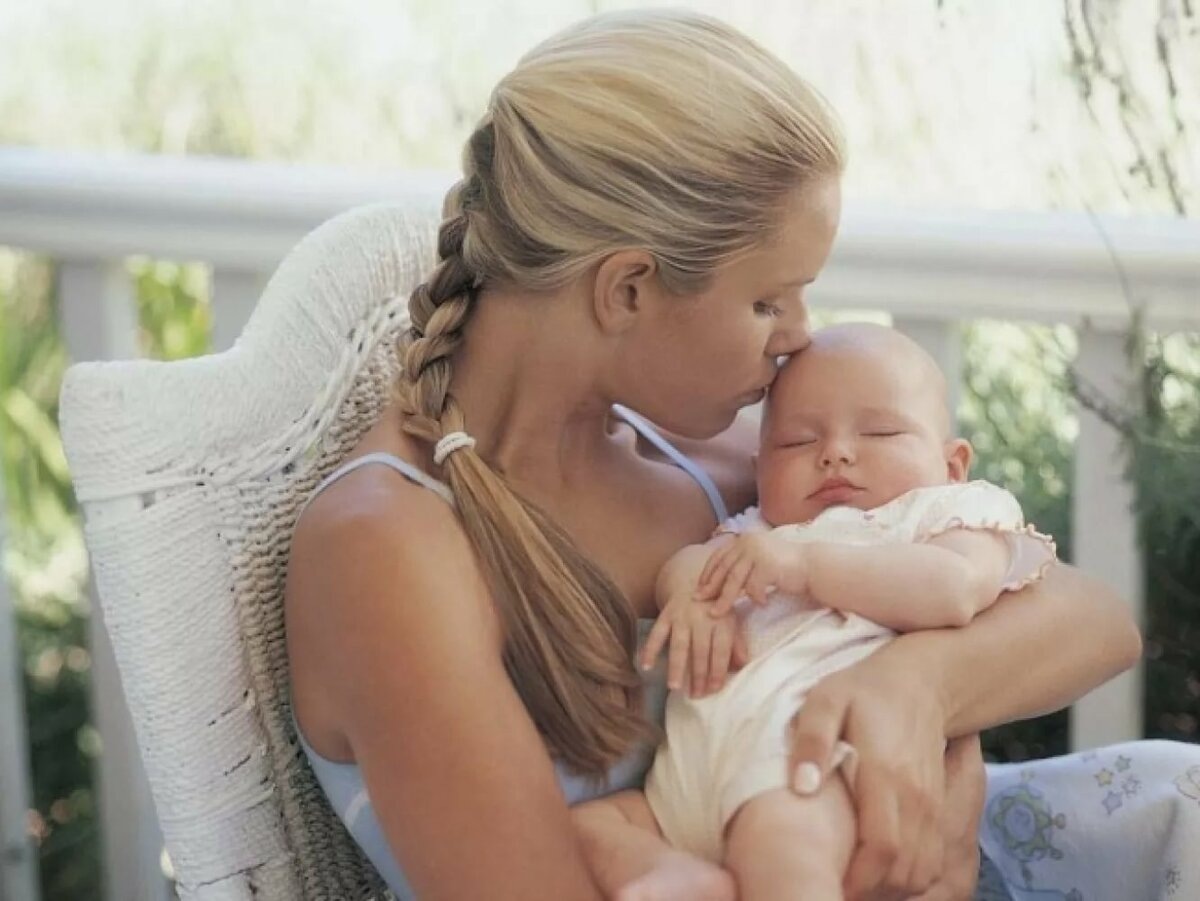 Если роды прошли без РАЗРЫВОВ и РАЗРЕЗА промежности, то сидеть можно на 2-3 день.