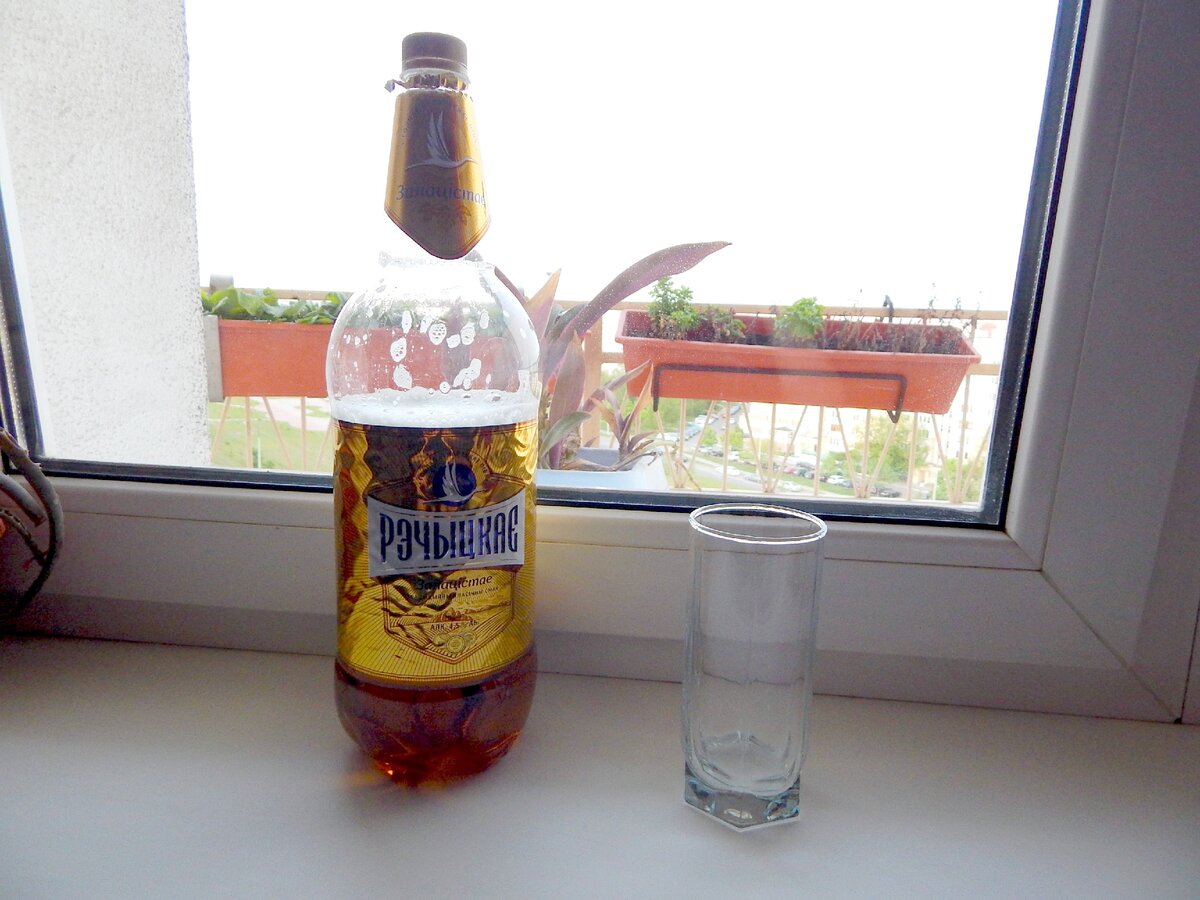 Да, я не мелочусь при покупке пива - беру сразу нормально! Пиво "Рэцычкае Залацістае" - 4.5% 