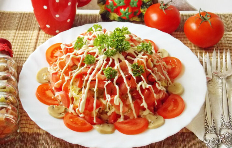  
Несложный в приготовлении салат с курицей, грибами и томатами создаст праздничное настроение за обедом или за ужином.