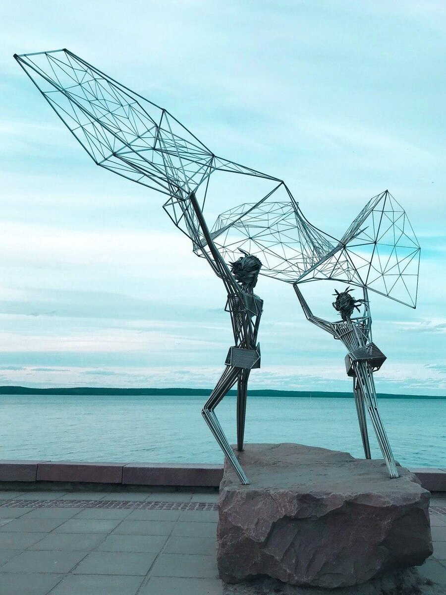 "Рыбаки" на набережной в Петрозаводске. Такие вот "скованные одной сетью" прям как мы были с мамой.