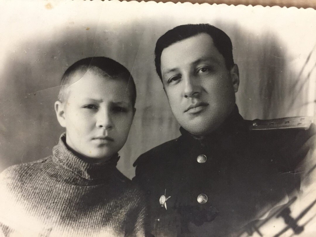 Дед Михаил Николаевич и мой папа. Город Магадан. 1953год.