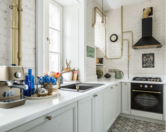 Красивый золотой цвет труб на фоне белой стены кухни