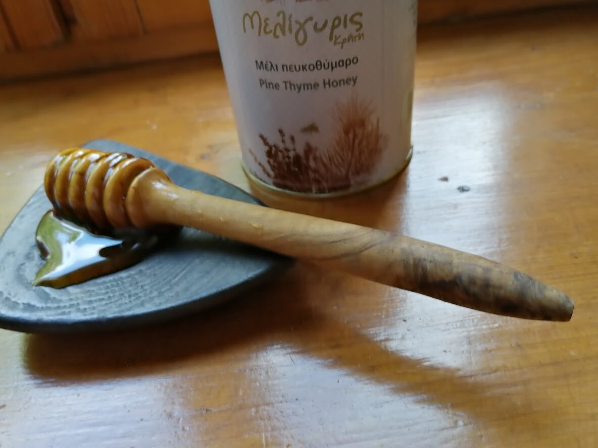 Удобная палочка для меда с Крита. Фото Светы Давыдовой