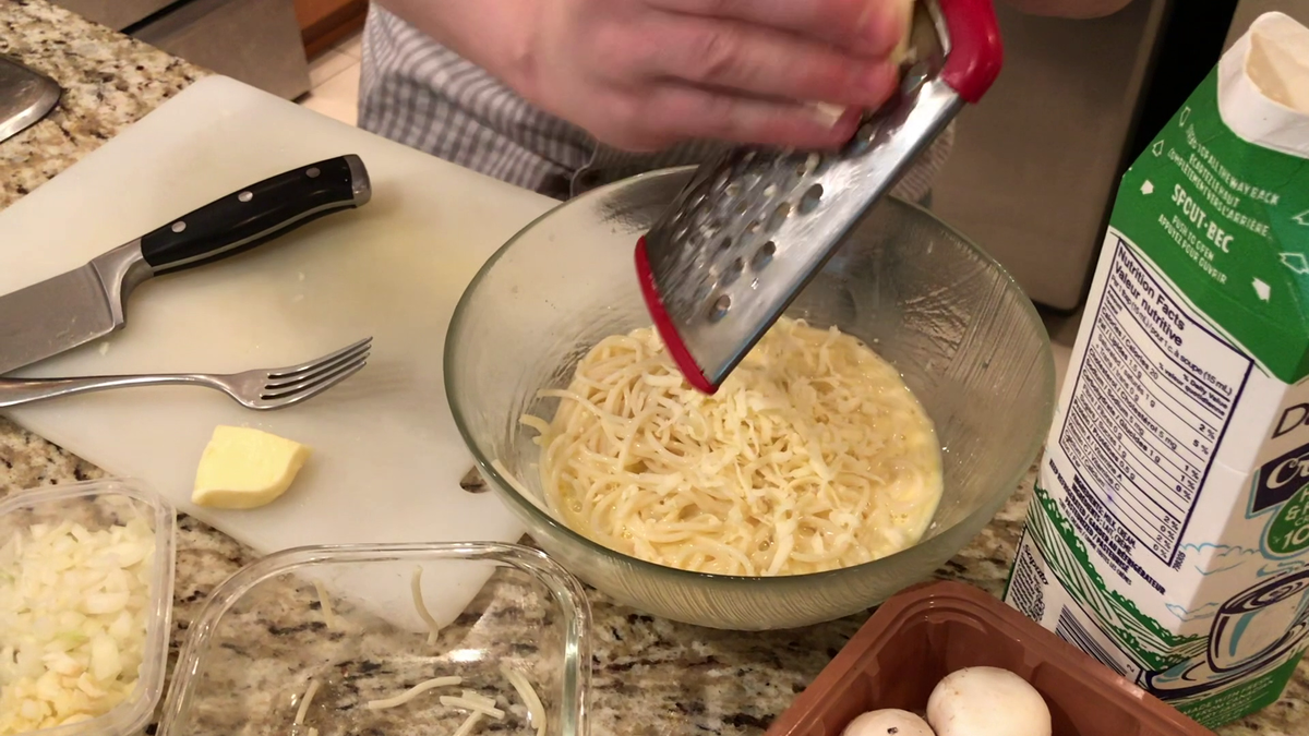 "Пицца" из макарон на сковороде. Сытный завтрак 