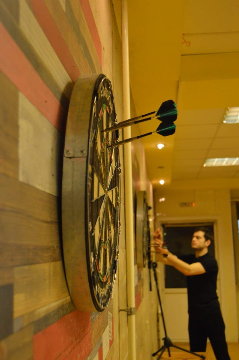 вот так проходят соревноваия по дартсу, в очень дружелюбной атмосфере