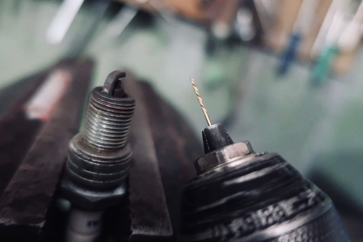 Это якобы поможет искре "стрелять"