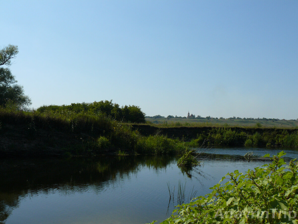 Вид с реки. Кто видит церковь вдали?