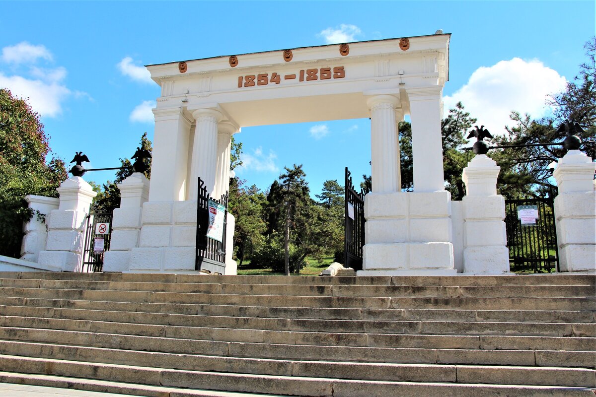 Бастион на малаховом кургане. Парк малахов курган севастополь. Севастополя мемориальные комплексы малаховом кургане. Малахов курган севастополь тропа. Памятник малахов курган в севастополе.