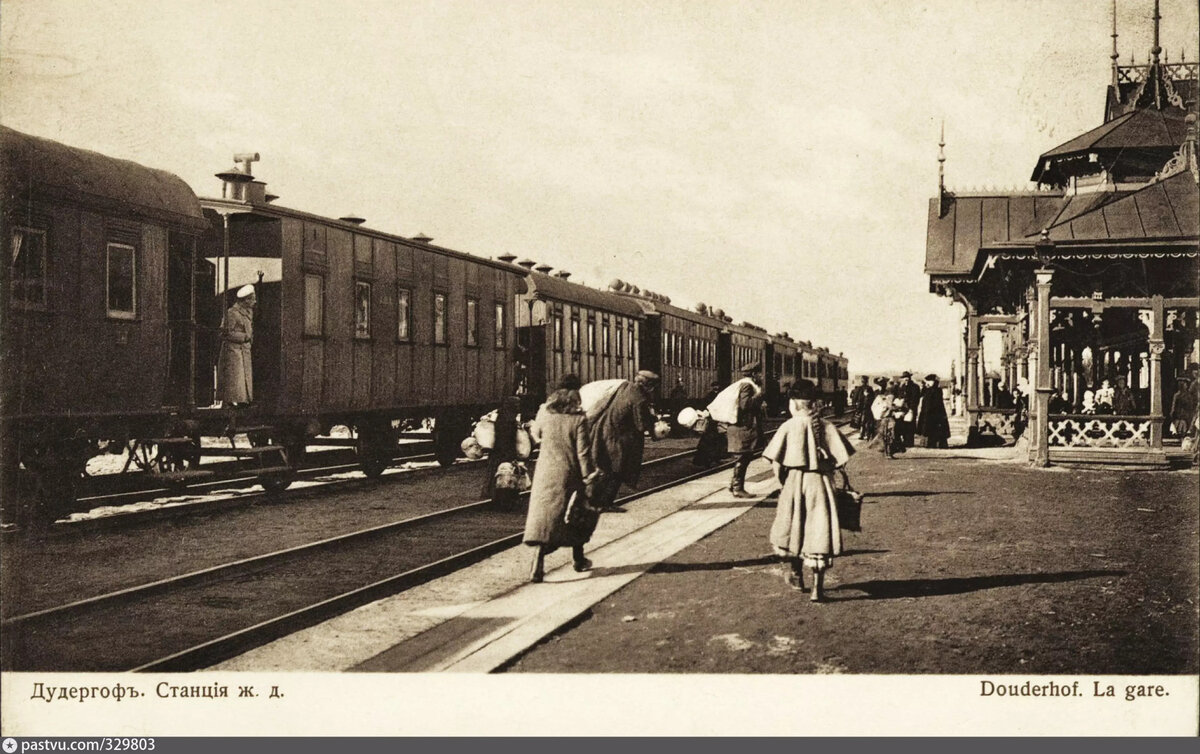 Трехосные вагоны на ст. Дудергоф (ныне - о.п. Можайская) Северо-западных жд, 1910-1914 гг. Взято с pastvu.com