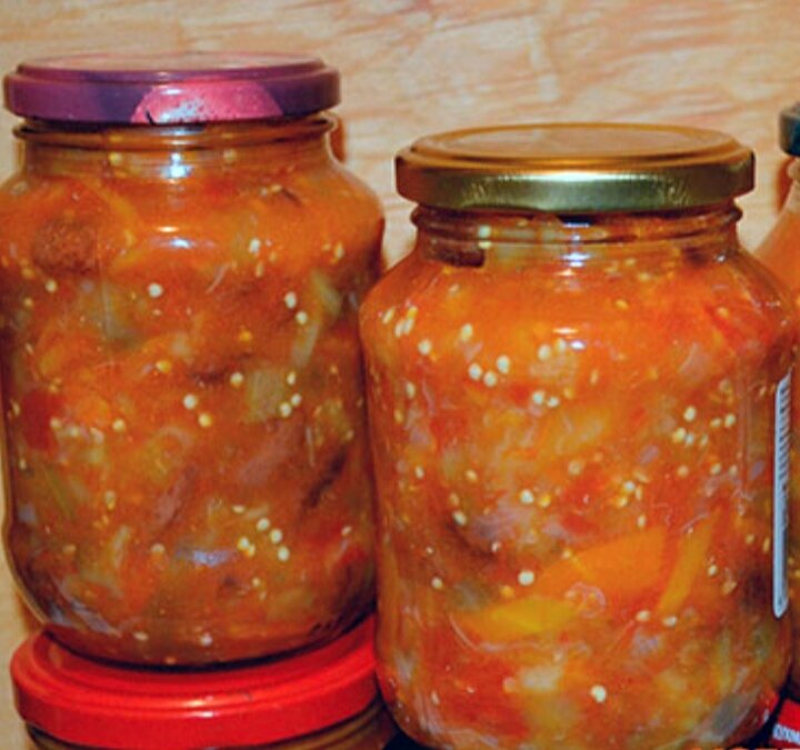 Простой,вкусный овощной салат в банках на зиму!Из баклажанов можно приготовить много интересных закусок на зиму.Один из простых,но в то же время интересных можно назвать салат из фасоли и баклажанов.Получается сытная овощная закуска.