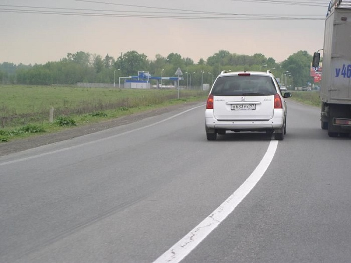 Пересечение сплошной линии разметки автомобилем. Картинка с сайта avtoved.com