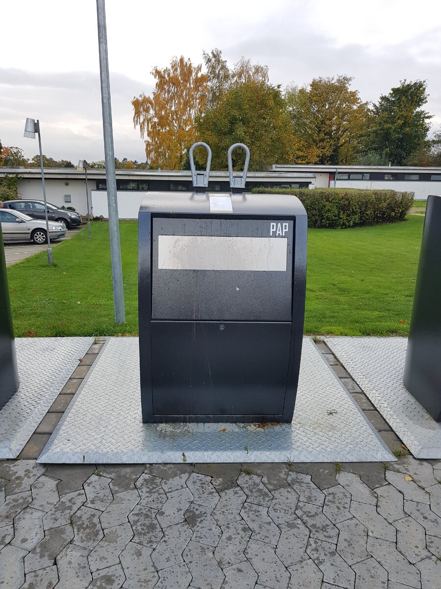 Контейнер для картона. Фото автора