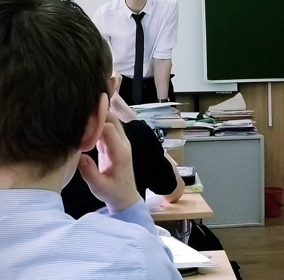 Что-то мало бумаг на учительском столе...