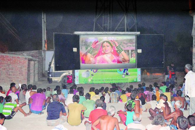 Современные сельские жители Индии смотрят «Любовный недуг» в передвижном кинотеатре. Фото: www.financialexpress.com